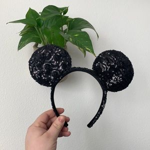 Worn once Disney Parks Mickey Ears 🖤
